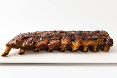 beyaz zemin üzerinde domuz kaburga