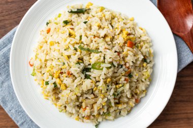 Egg fried rice made by stir-frying eggs, rice and vegetables