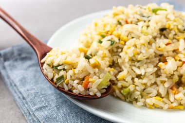 Egg fried rice made by stir-frying eggs, rice and vegetables