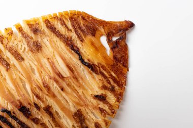 beyaz zemin üzerinde ızgara kalamar