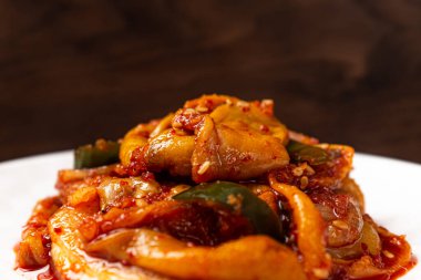 Baharatlı, sert çeşnili deniz suyu.