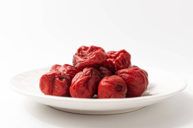 Beyaz arkaplanda Umeboshi