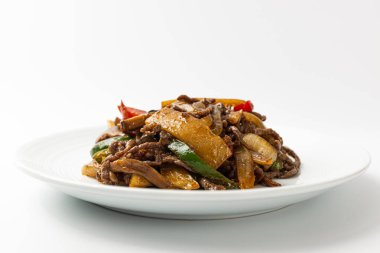 Beyaz arka planda acılı japchae.