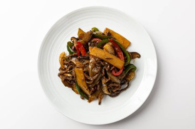 Beyaz arka planda acılı japchae.