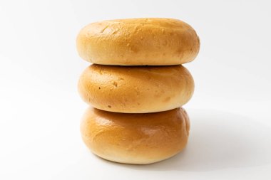 Beyaz arka planda sade simit