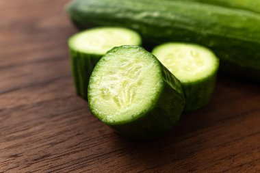 Küçük, uzamış taze salatalıklar.