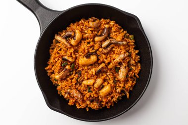 Ahtapot beyaz zemin üzerinde pilav kızarttı