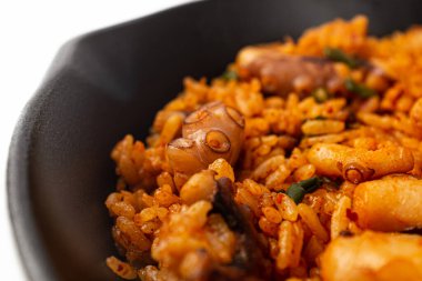 Ahtapot beyaz zemin üzerinde pilav kızarttı