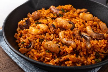 Baharatlı ahtapot ahtapotlu pilav ve ahtapot.