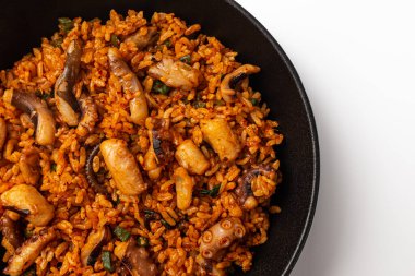 Ahtapot beyaz zemin üzerinde pilav kızarttı