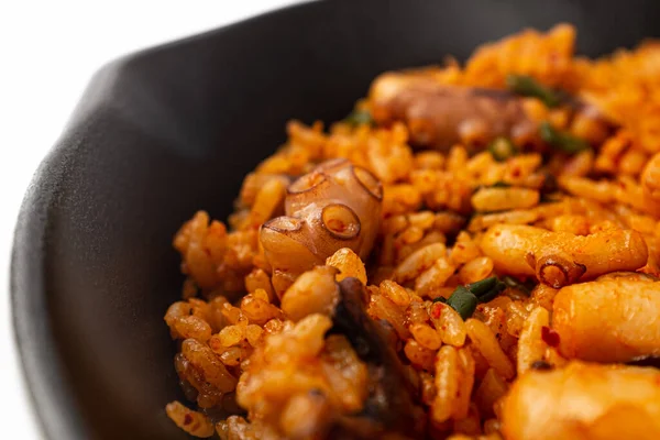 Ahtapot beyaz zemin üzerinde pilav kızarttı