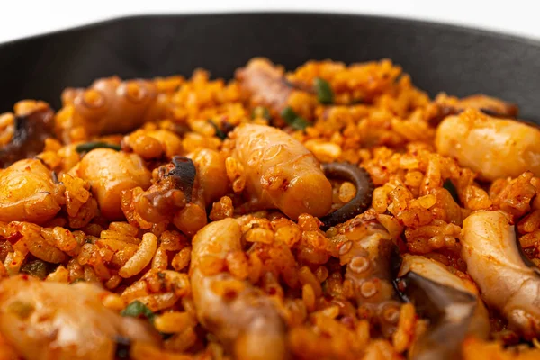 Ahtapot beyaz zemin üzerinde pilav kızarttı