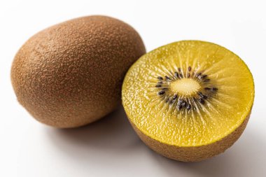 Beyaz arkaplanda altın kivi