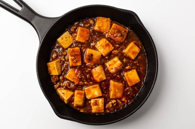 Beyaz arkaplanda mapo tofu