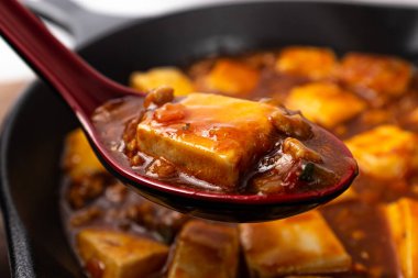 Baharatlı Mapo Tofu ile Tofu ve Biftek