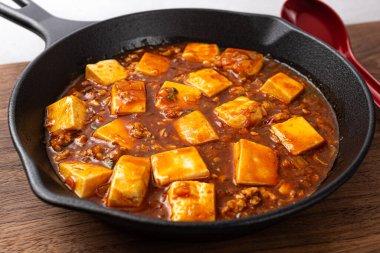 Baharatlı Mapo Tofu ile Tofu ve Biftek