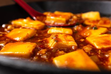 Baharatlı Mapo Tofu ile Tofu ve Biftek
