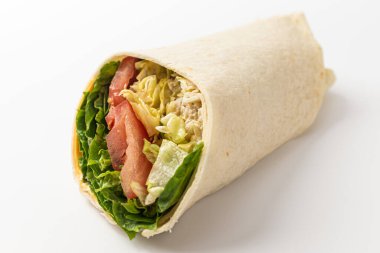 Beyaz arkaplanda tavuk dürümü