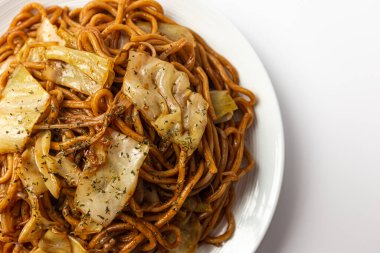 Beyaz arkaplanda Yakisoba