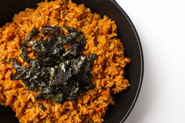 Beyaz arka planda Koreli Dakgalbi Kızarmış Pirinç