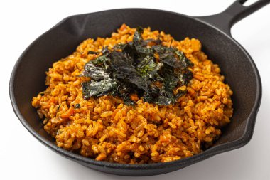 Beyaz arka planda Koreli Dakgalbi Kızarmış Pirinç