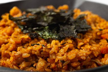 Beyaz arka planda Koreli Dakgalbi Kızarmış Pirinç