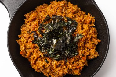 Beyaz arka planda Koreli Dakgalbi Kızarmış Pirinç