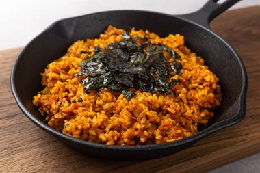 Dakgalbi pilavı, baharatlı ve tatlı çeşnili.