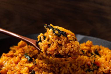 Dakgalbi pilavı, baharatlı ve tatlı çeşnili.