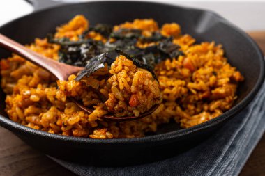 Dakgalbi pilavı, baharatlı ve tatlı çeşnili.