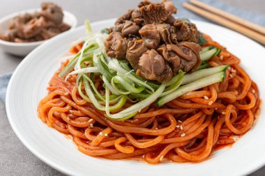 Whelk Jjolmyeon Baharatlı ve Sebzeli