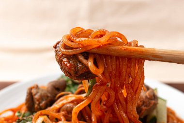 Whelk Jjolmyeon Baharatlı ve Sebzeli