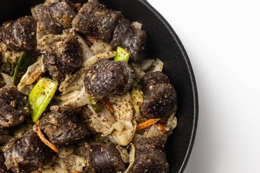 Beyaz arka planda kızartılmış beyaz dondurma