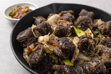 Baharatsız, kızarmış dondurma ve sebze.