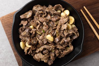 Kızarmış Baharatlı ve Çiğnenmiş Sarımsaklı Tavuk Gizzard