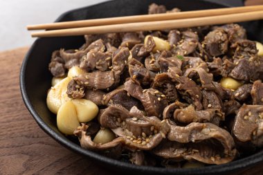 Kızarmış Baharatlı ve Çiğnenmiş Sarımsaklı Tavuk Gizzard