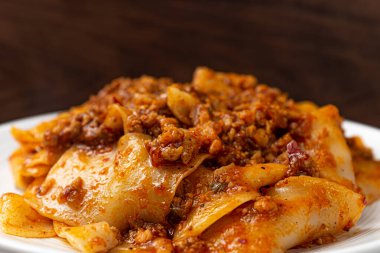 Beyaz arka planda Mala soslu kızarmış şehriye.