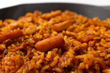 Beyaz arka planda kalamar domuz göbeği bulgogi kızarmış pirinç.