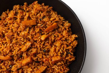 Beyaz arka planda kalamar domuz göbeği bulgogi kızarmış pirinç.