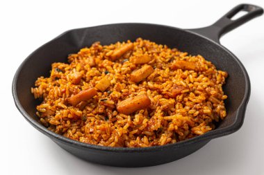 Beyaz arka planda kalamar domuz göbeği bulgogi kızarmış pirinç.