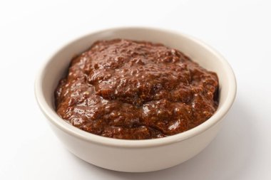 Beyaz bir arka planda tuzlanmış büyük kafalı saç kuyruğu.