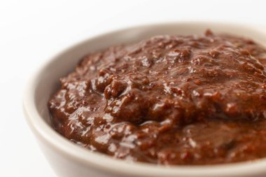 Beyaz bir arka planda tuzlanmış büyük kafalı saç kuyruğu.