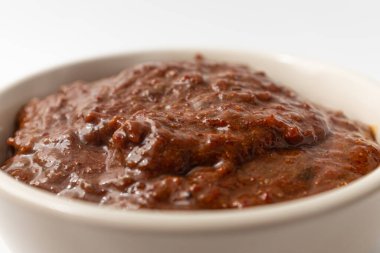 Beyaz bir arka planda tuzlanmış büyük kafalı saç kuyruğu.