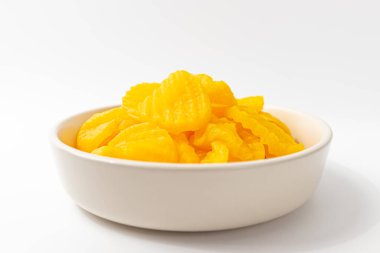 Çiğnenmiş gardenya turpu beyaz arka planda