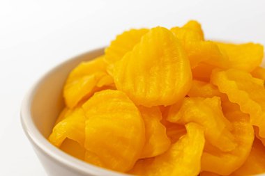 Çiğnenmiş gardenya turpu beyaz arka planda