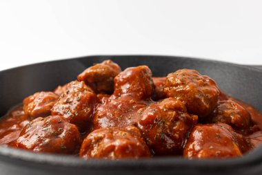 Beyaz arkaplanda domates köftesi.