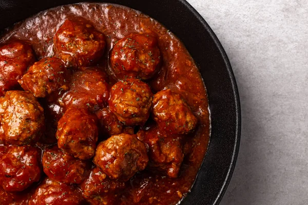 Domuz eti ve domates soslu domates köftesi.