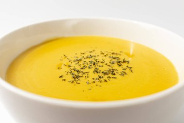 Beyaz arka planda tatlı balkabağı çorbası