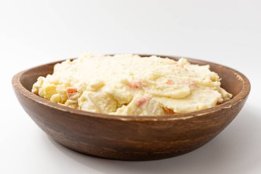 Beyaz arka planda patates püresi salatası.