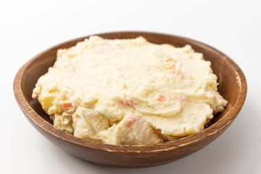 Beyaz arka planda patates püresi salatası.